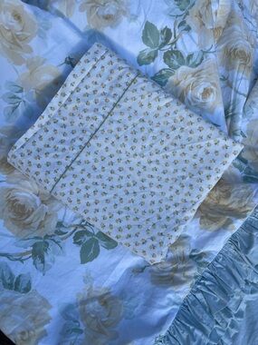 Waverly Queen, flat sheet yellow rosebud